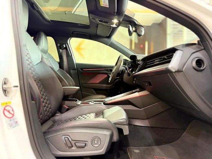 Подержанный Audi RS 3 III (8Y) Рестайлинг, 2.5 л, 2025 в Дубае от Empire Motors Белый цвет. Европейская | AUTO.AE