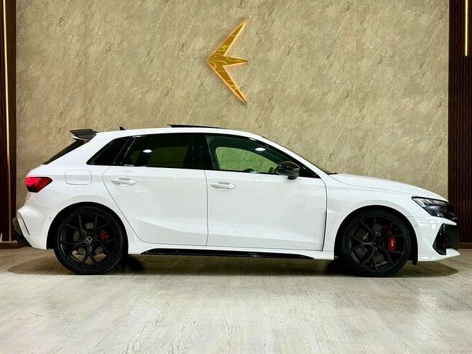 Подержанный Audi RS 3 III (8Y) Рестайлинг, 2.5 л, 2025 в Дубае от Empire Motors Белый цвет. Европейская | AUTO.AE