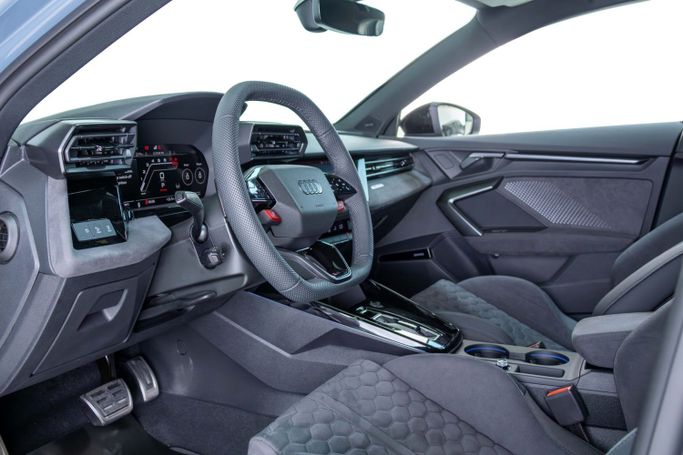 Подержанный Audi RS 3 III (8Y) Рестайлинг, 2.5 л, 2025 в Дубае от The Car Superstore Серый цвет. Европейская | AUTO.AE