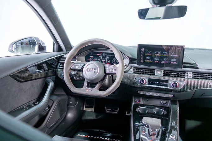 Подержанный Audi RS 4 IV (B9) Рестайлинг, 2.9 л, 2024 в Дубае от The Car Superstore Белый цвет. Европейская | AUTO.AE