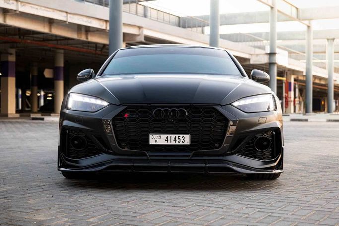 Audi RS 5 عملية فيس ليفت II (F5), 2023  ليفتباك sportback للتأجير في في دبي من Car Lux 365 Car Rental، اللون أسود | AUTO.AE