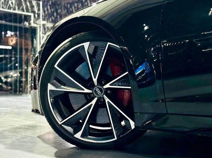 Подержанный Audi RS 6 IV (C8), 4.0 л, 2023 в Дубае от Zeus Motors Черный цвет. Европейская | AUTO.AE