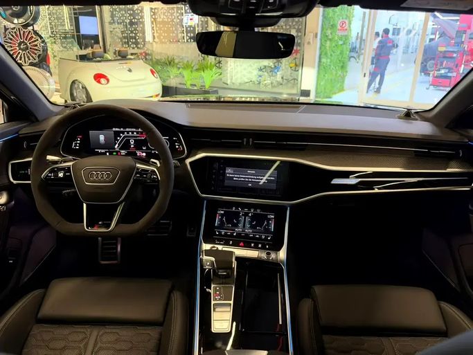مستعملة Audi RS 6 performance IV (C8)، 4.0 لتر، 2025 في الإمارات، دبي من GE Motors، اللون أخضر. المواصفات الأوروبية | AUTO.AE | إعلان #295582 — صورة 13 من 20