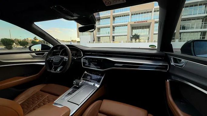 Подержанный Audi RS 7 II (4K), 4.0 л, 2021 в Дубае от MBA Motors Серебристый цвет. Европейская | AUTO.AE
