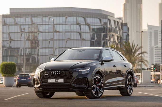 Audi RS Q8 I, 2023 внедорожник 5 дв. бизнес класса в Дубае от Uptown Rent A Car LLC черный цвет | AUTO.AE