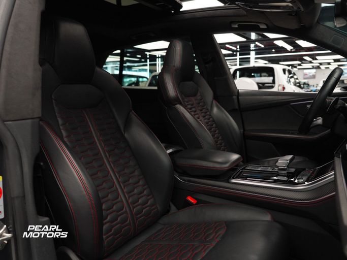 Подержанный Audi RS Q8 I, 4.0 л, 2022 в Дубае от Pearl Motors Серый цвет. GCC | AUTO.AE