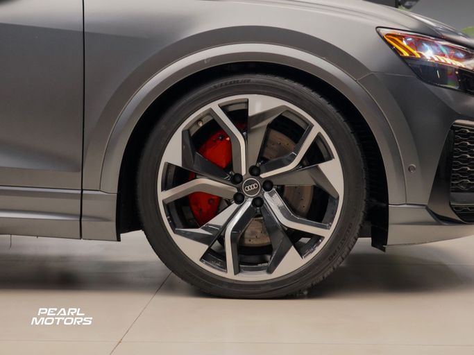 Подержанный Audi RS Q8 I, 4.0 л, 2022 в Дубае от Pearl Motors Серый цвет. GCC | AUTO.AE
