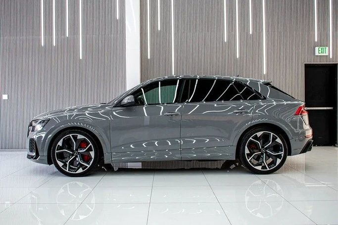Подержанный Audi RS Q8 I, 4.0 л, 2023 в Дубае от Maestro Motors Серебристый цвет. Европейская | AUTO.AE