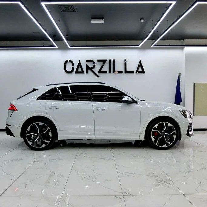 Подержанный Audi RS Q8 I, 4.0 л, 2021 в Дубае от Carzilla Motors Белый цвет. GCC | AUTO.AE