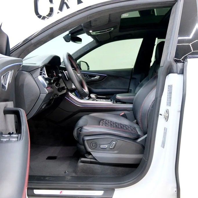 Подержанный Audi RS Q8 I, 4.0 л, 2021 в Дубае от Carzilla Motors Белый цвет. GCC | AUTO.AE