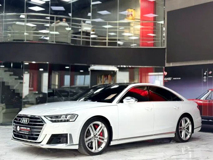 مستعملة Audi S8 IV (D5), 4.0 l, 2020 في في دبي من Kamdhenu Cars، اللون أبيض. مواصفات الخليج | AUTO.AE