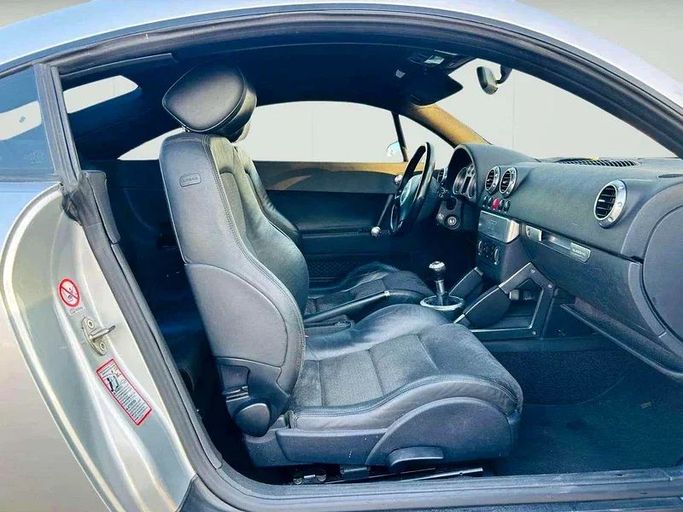 Подержанный Audi TT I (8N), 1.8 л, 2000 в Дубае от Mirza Automobile FZE Серебристый цвет. Японская | AUTO.AE