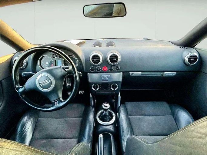 Подержанный Audi TT I (8N), 1.8 л, 2000 в Дубае от Mirza Automobile FZE Серебристый цвет. Японская | AUTO.AE