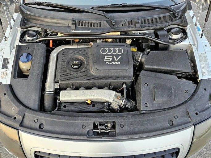 Подержанный Audi TT I (8N), 1.8 л, 2000 в Дубае от Irfan Motors Серебристый цвет. Японская | AUTO.AE