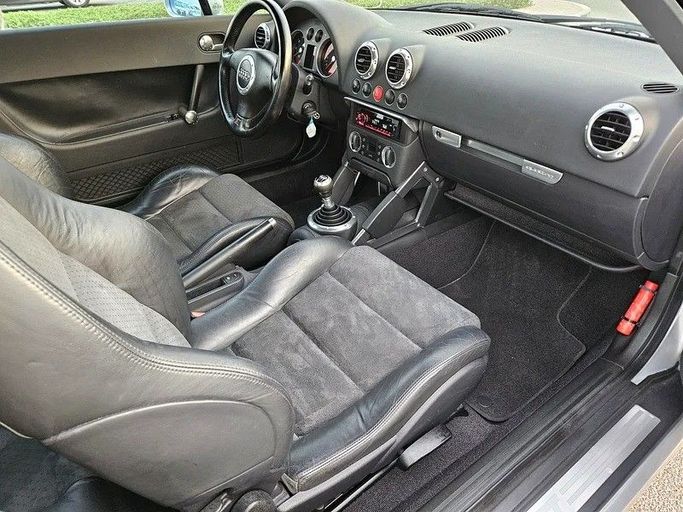 Подержанный Audi TT I (8N), 1.8 л, 2000 в Дубае от Irfan Motors Серебристый цвет. Японская | AUTO.AE