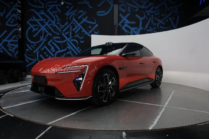 Новый Avatr 06, 2025 в Дубае от MENAMOTORS Красный цвет. Китайская | AUTO.AE