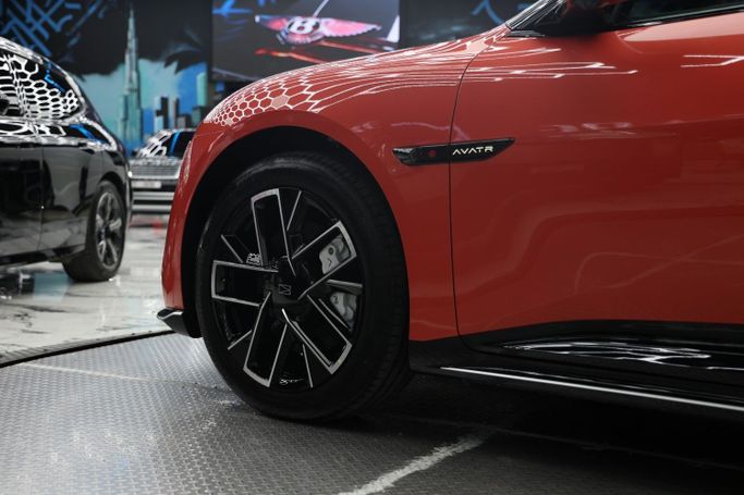 Новый Avatr 06, 2025 в Дубае от MENAMOTORS Красный цвет. Китайская | AUTO.AE