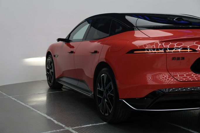 Новый Avatr 06, 2025 в Дубае от MENAMOTORS Красный цвет. Китайская | AUTO.AE