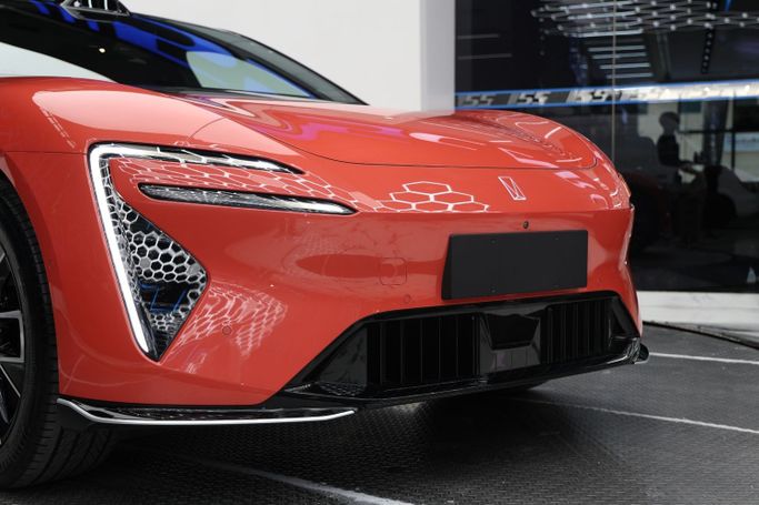 Новый Avatr 06, 2025 в Дубае от MENAMOTORS Красный цвет. Китайская | AUTO.AE