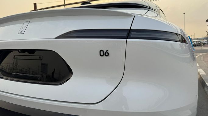 Новый Avatr 06, 2025 в Дубае от MENAMOTORS Белый цвет. Китайская | AUTO.AE