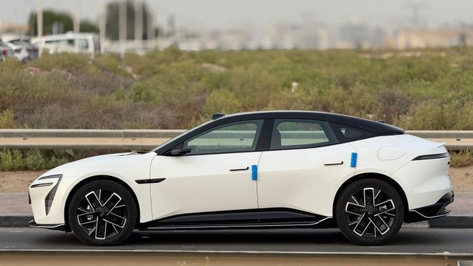 Новый Avatr 06, 2025 в Дубае от MENAMOTORS Белый цвет. Китайская | AUTO.AE