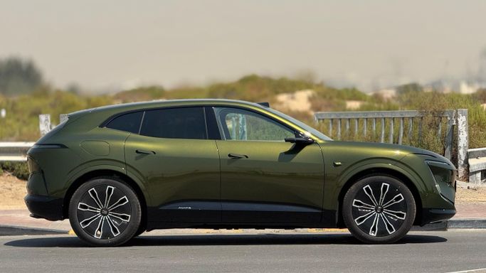 Новый Avatr 07, 2024 в Дубае от MENAMOTORS Зеленый цвет. Китайская | AUTO.AE