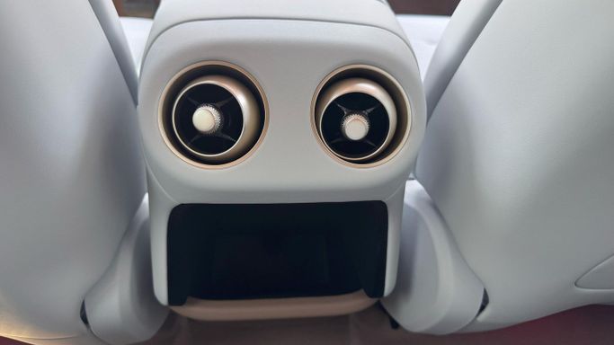 Новый Avatr 07, 2024 в Дубае от MENAMOTORS Зеленый цвет. Китайская | AUTO.AE