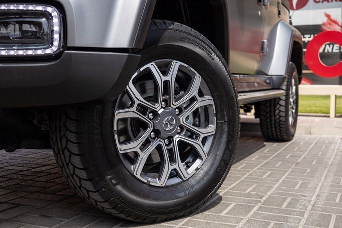 Подержанный BAIC BJ40 I Рестайлинг, 2.3 л, 2026 в Дубае от Linda Cars Серый цвет. GCC | AUTO.AE