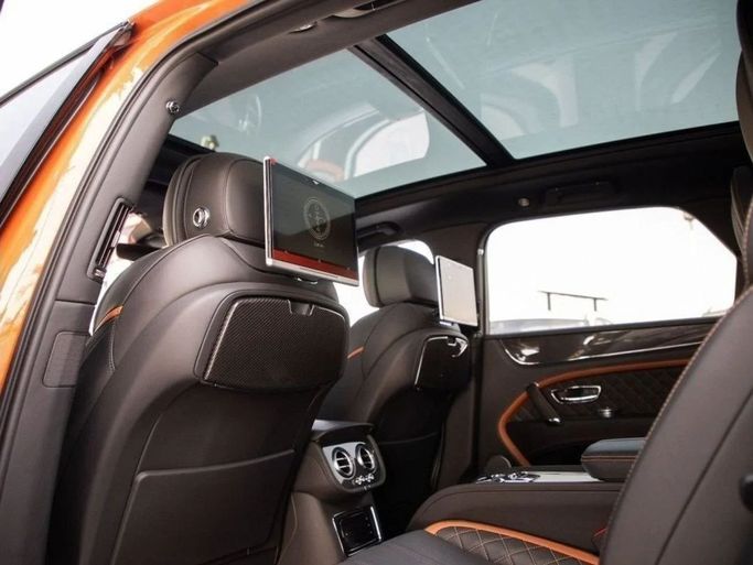 Подержанный Bentley Bentayga Speed I, 6.0 л, 2020 в Дубае от Dresden Motors Оранжевый цвет. Канадская | AUTO.AE