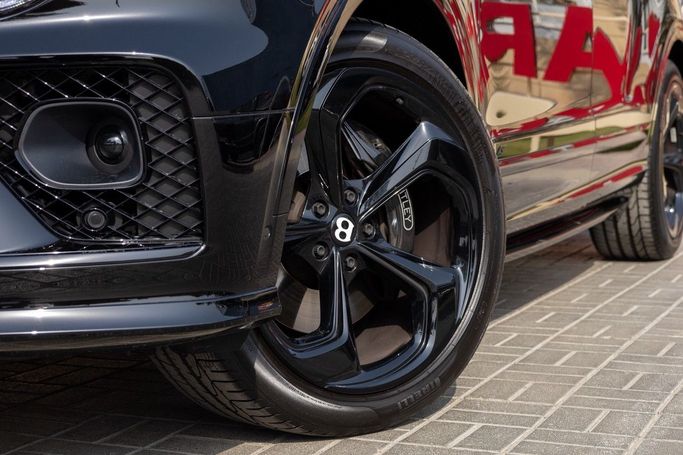 Подержанный Bentley Bentayga I Рестайлинг, 4.0 л, 2023 в Дубае от Linda Cars Черный цвет. Европейская | AUTO.AE