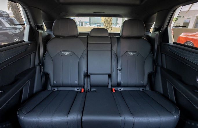 Подержанный Bentley Bentayga I Рестайлинг, 4.0 л, 2023 в Дубае от Linda Cars Черный цвет. Европейская | AUTO.AE
