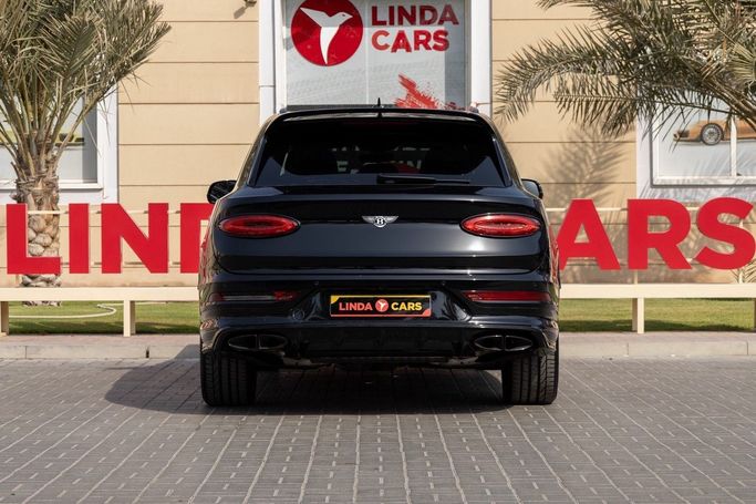 Подержанный Bentley Bentayga I Рестайлинг, 4.0 л, 2023 в Дубае от Linda Cars Черный цвет. Европейская | AUTO.AE