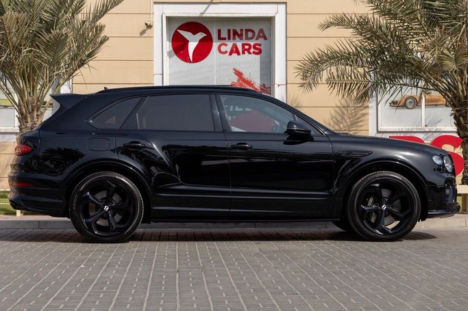 Подержанный Bentley Bentayga I Рестайлинг, 4.0 л, 2023 в Дубае от Linda Cars Черный цвет. Европейская | AUTO.AE