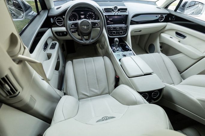 Подержанный Bentley Bentayga S I Рестайлинг, 3.0 л, 2022 в Дубае от Linda Cars Серебристый цвет. Европейская | AUTO.AE