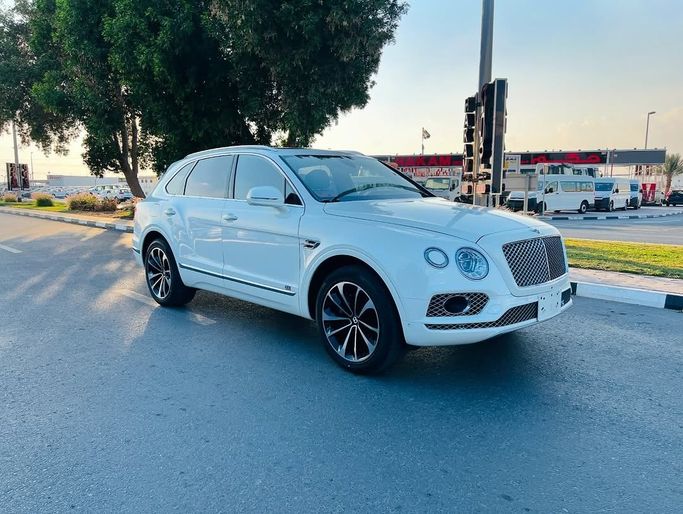 Used Bentley Bentayga I, 6.0 l, 2017 in Dubai by Lakhani Motors, White color. Japanese Specs | AUTO.AE