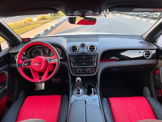 Used Bentley Bentayga I, 6.0 l, 2017 in Dubai by Lakhani Motors, White color. Japanese Specs | AUTO.AE