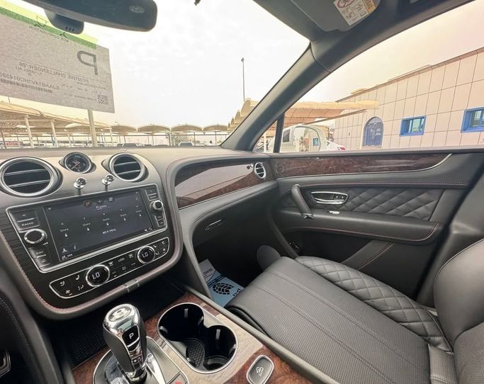 Used Bentley Bentayga I, 6.0 l, 2017 in Dubai by Lakhani Motors, White color. Japanese Specs | AUTO.AE