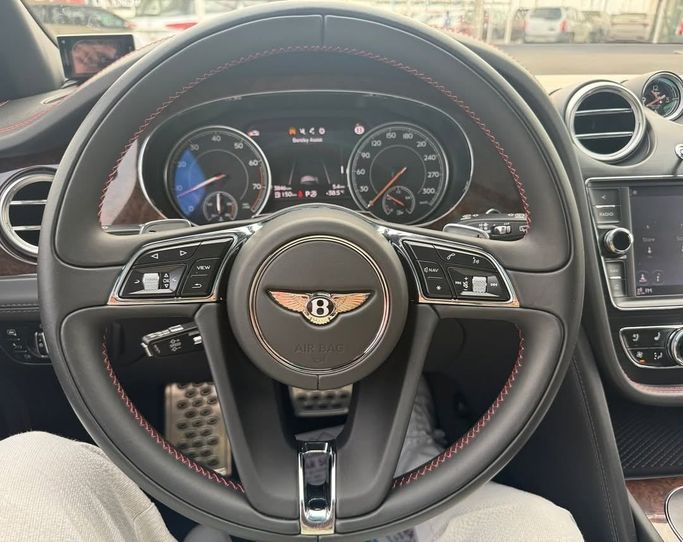 Used Bentley Bentayga I, 6.0 l, 2017 in Dubai by Lakhani Motors, White color. Japanese Specs | AUTO.AE