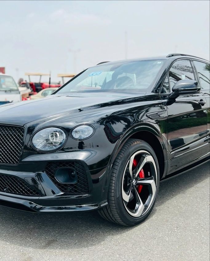 Новый Bentley Bentayga I Рестайлинг, 4.0 л, 2023 в Дубае от Lakhani Motors Черный цвет. GCC | AUTO.AE