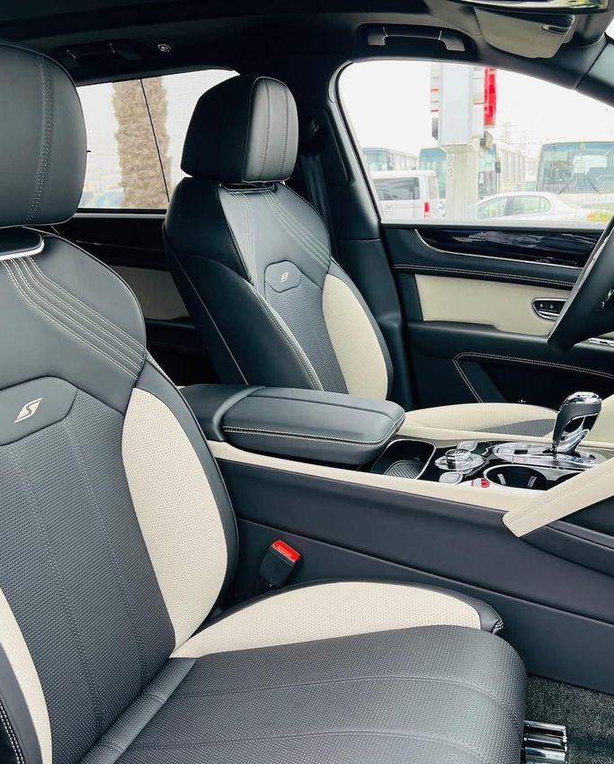 Новый Bentley Bentayga I Рестайлинг, 4.0 л, 2023 в Дубае от Lakhani Motors Черный цвет. GCC | AUTO.AE