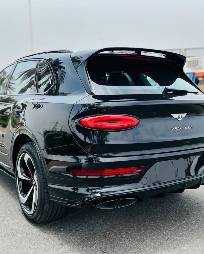 Новый Bentley Bentayga I Рестайлинг, 4.0 л, 2023 в Дубае от Lakhani Motors Черный цвет. GCC | AUTO.AE