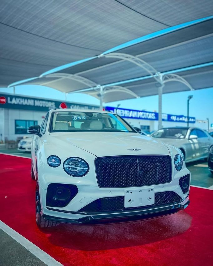 Новый Bentley Bentayga I Рестайлинг, 4.0 л, 2024 в Дубае от Lakhani Motors Белый цвет. Японская | AUTO.AE