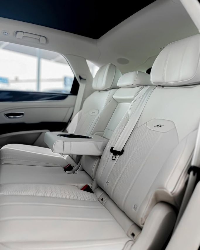 Новый Bentley Bentayga I Рестайлинг, 4.0 л, 2024 в Дубае от Lakhani Motors Белый цвет. Японская | AUTO.AE