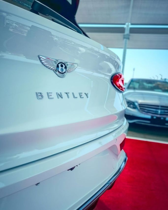 Новый Bentley Bentayga I Рестайлинг, 4.0 л, 2024 в Дубае от Lakhani Motors Белый цвет. Японская | AUTO.AE