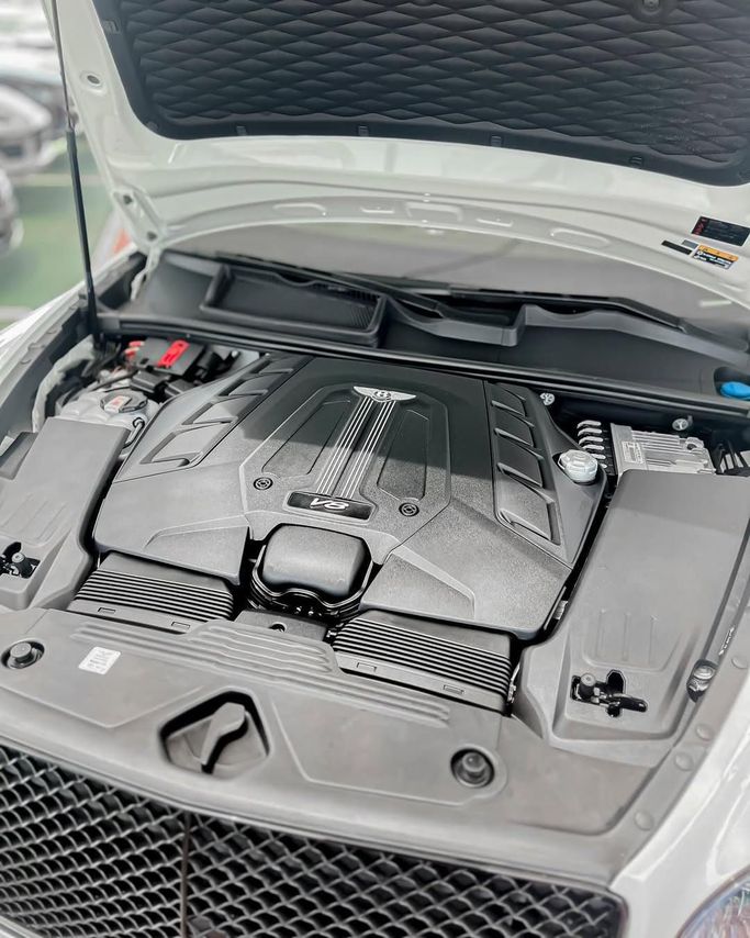 Новый Bentley Bentayga I Рестайлинг, 4.0 л, 2024 в Дубае от Lakhani Motors Белый цвет. Японская | AUTO.AE