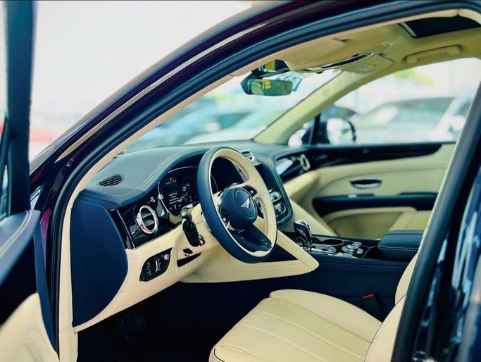 Подержанный Bentley Bentayga I Рестайлинг, 4.0 л, 2023 в Дубае от Lakhani Motors Черный цвет. Японская | AUTO.AE