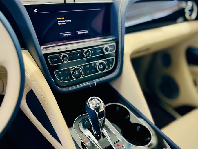 Подержанный Bentley Bentayga I Рестайлинг, 4.0 л, 2023 в Дубае от Lakhani Motors Черный цвет. Японская | AUTO.AE