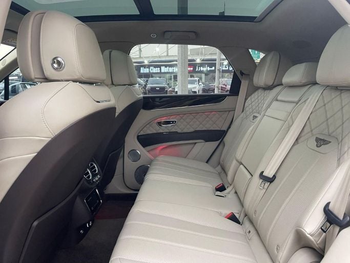 Подержанный Bentley Bentayga I Рестайлинг, 4.0 л, 2021 в Дубае от Drivenchy Motors Серый цвет. GCC | AUTO.AE