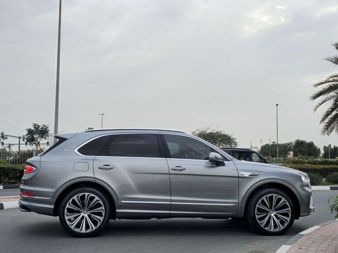 Подержанный Bentley Bentayga I Рестайлинг, 4.0 л, 2021 в Дубае от Drivenchy Motors Серый цвет. GCC | AUTO.AE