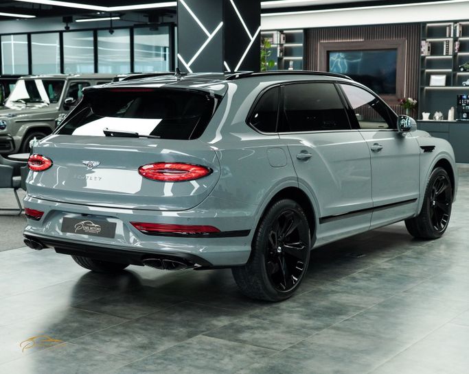 Новый Bentley Bentayga I Рестайлинг, 4.0 л, 2023 в Дубае от Pearl Motors Серый цвет. Европейская | AUTO.AE